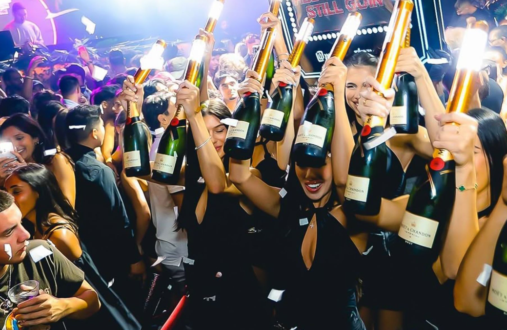 Club concurrido de Toronto perderá temporalmente su licencia de licor tras la muerte de un cliente en su interior.