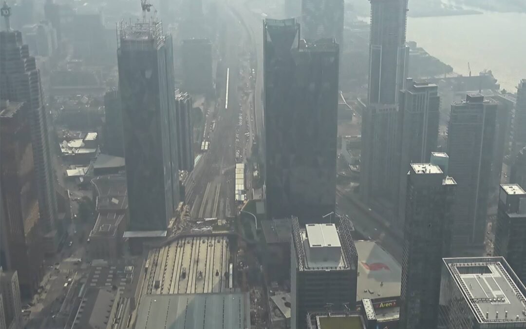 Toronto y el sur de Ontario se ahoga con humo de incendios forestales, con una de las peores calidades de aire del mundo actualmente.