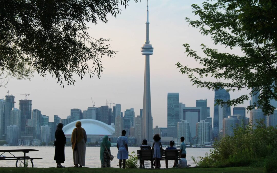 Cada vez más personas están dejando Canadá, y las más educadas son las más propensas a irse
