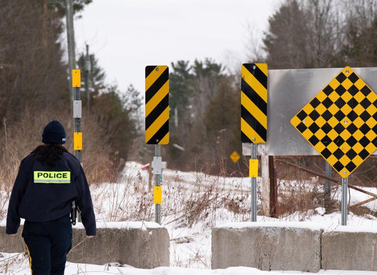 RCMP intercepta un camión con 44 solicitantes de asilo y 3 presuntos traficantes que intentaban ingresar a Quebec desde EE.UU.